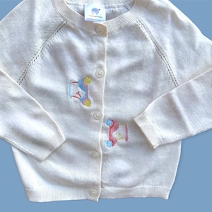 ゴルフカートのモチーフが刺繍されたベビー/幼児用ボタンアップカーディガン | 幼児ゴルファー | ベビーゴルファー | ベビーゴルフカーディガンのシャワーギフト