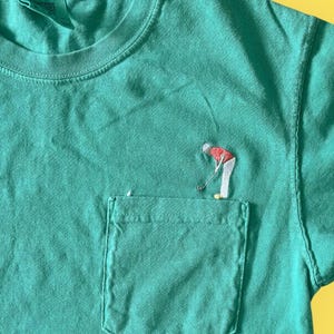 Camiseta de golfista bordada / Camisa de manga corta verde Kelly con golfista bordado en el bolsillo / Cuello redondo bordado