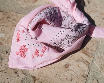 Bandana rosa chiaro con fiori ricamati rosa