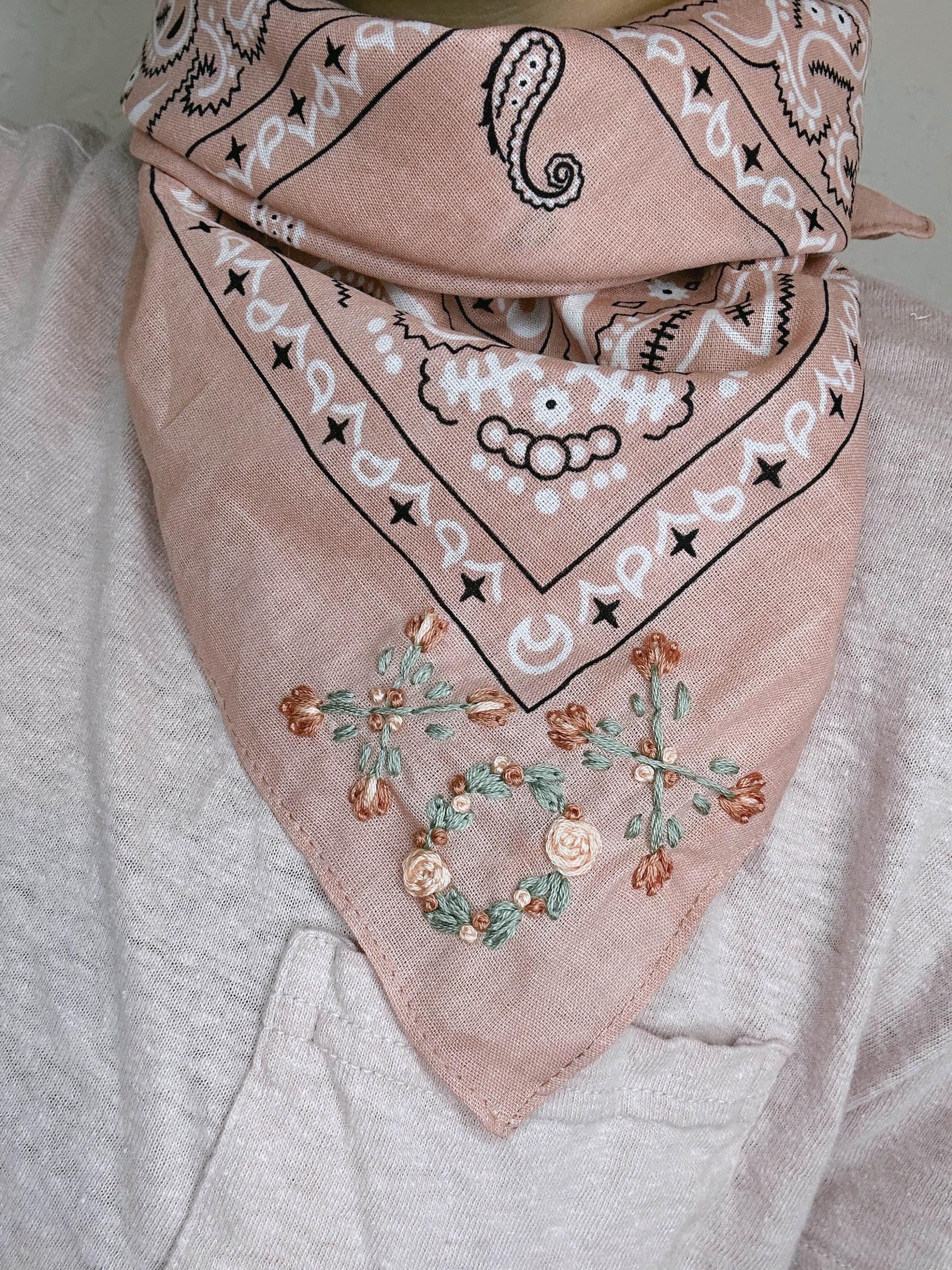 花柄の刺繍入りサンドピンクのバンダナXOX - Etsy 日本