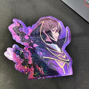 Può includere: Un adesivo olografico con un personaggio anime viola e nero con un abito viola e oro. Il personaggio ha i capelli neri e gli occhi viola. L'adesivo ha una finitura scintillante.