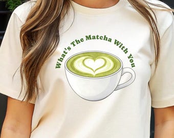 Koszulka z prezentem dla miłośnika matchy, zabawna koszulka z kalamburem matcha latte, humorystyczna koszulka z powiedzonkami matcha, koszulka z żartem o zielonej herbacie w komfortowych kolorach