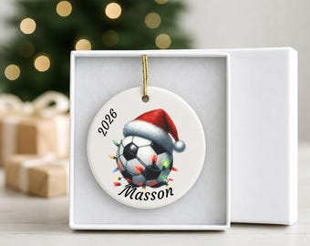 Gepersonaliseerde kerstversiering in de vorm van een voetbal met kerstmuts 2026, gepersonaliseerde kerstdecoratie, kerstcadeau voor kinderen, feestelijke kerstboomversiering