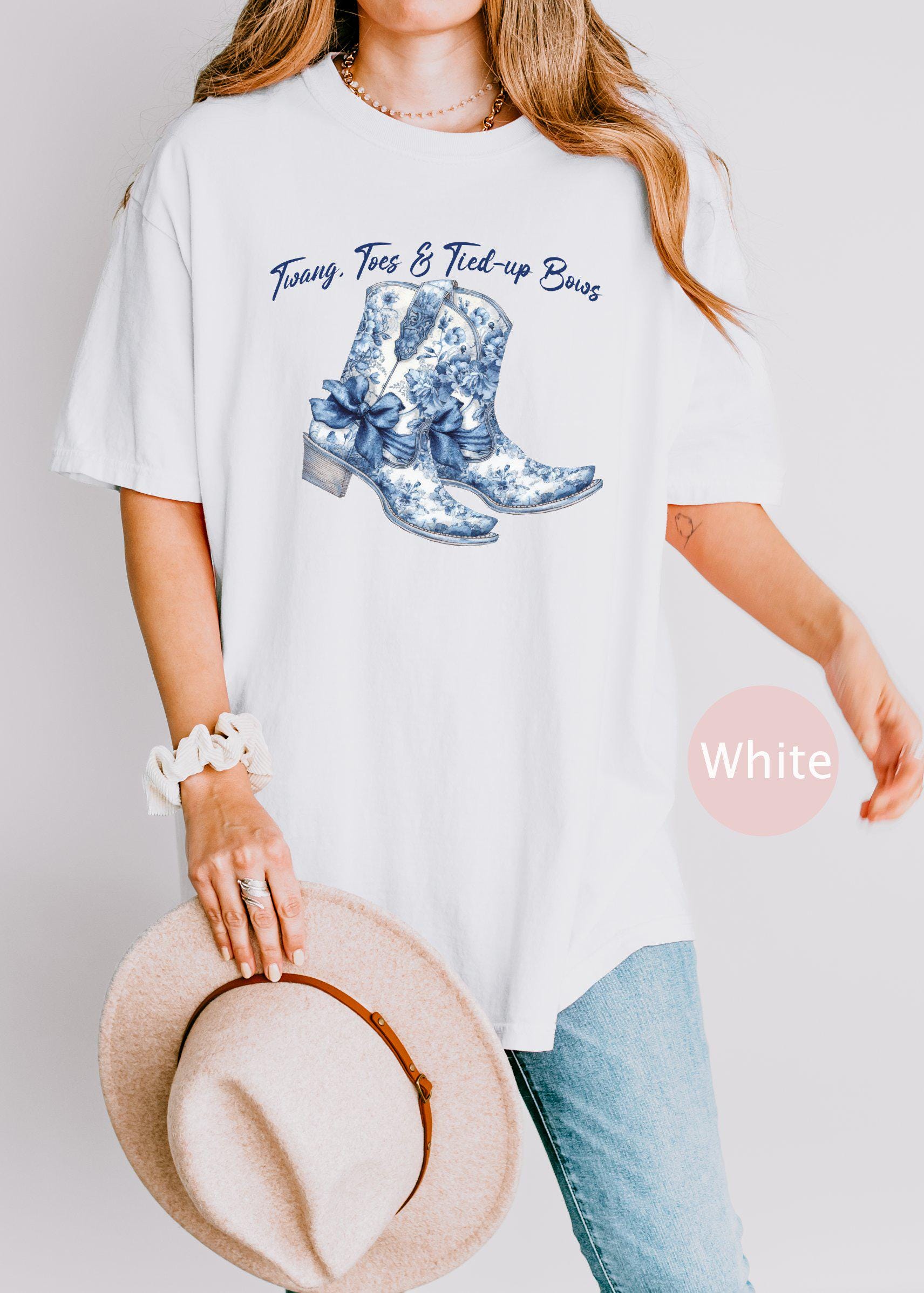 Bottines de cow-girl coquette, t-shirt avec nœuds noués, bleu céleste, motif de nœuds de coquette, graphisme de style vintage