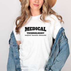 Medizintechniker T-Shirt, Laborwoche, analytisches Innovatives Ressourcen T-Shirt, Geschenk für Mediziner