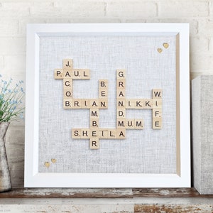 Marco de nombre personalizado con fichas de Scrabble – Arte de palabras hecho a mano con letras del alfabeto de madera auténtica – Marco de fotos personalizado con cristal – Regalo familiar