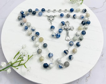Rosario personalizado: Sodalita azul mate mixta, centro del Sagrado Corazón, regalo de Primera Comunión