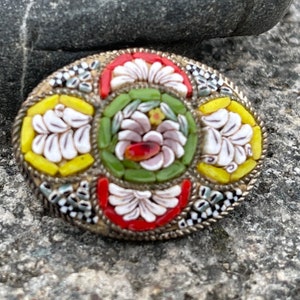 Vintage italiano firmado Micro mosaico broche Pin Italia tono de oro ornamentado