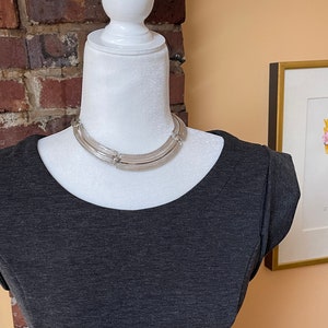 Monet Silver Tone Choker avec des liens détaillés polonais et texturés