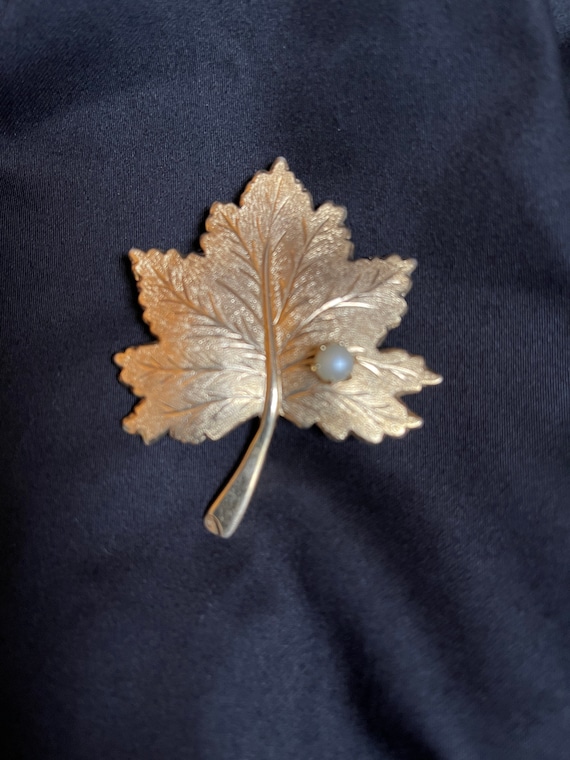 Vintage Sarah Coventry Maple Leaf Faux Pearl Broo… - image 1