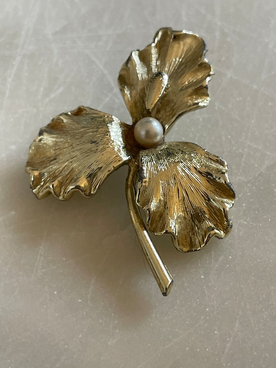 Vintage Iris Flower Faux Pearl Brooch Gold Tone  … - image 4