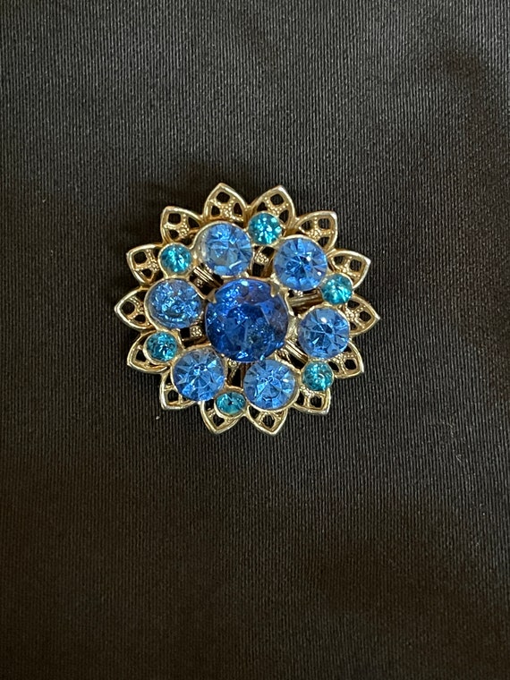 Sparkly Brooch Pin Gold-tone Blue Rhinestone Flowe