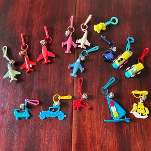 Década de 1980 * Juego de viaje de plástico y amuletos Funky Bell Collar de amuletos-juguetes de los 80