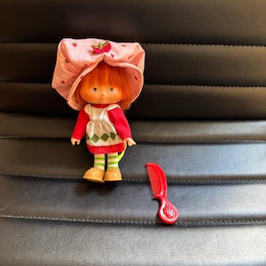 Muñeca vintage de Tarta de Fresa con peine (1979, lanzamiento original de Kenner)