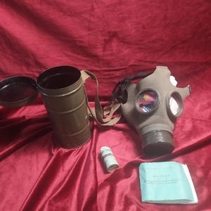 Finnish GAS MASK M31 M/31 Military Finnish war time civilian carry case