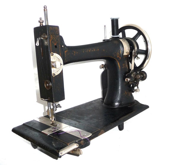 Antique Swedish HUSQVARNA TRIUMF Sewing Machine Huskvarna VIKING