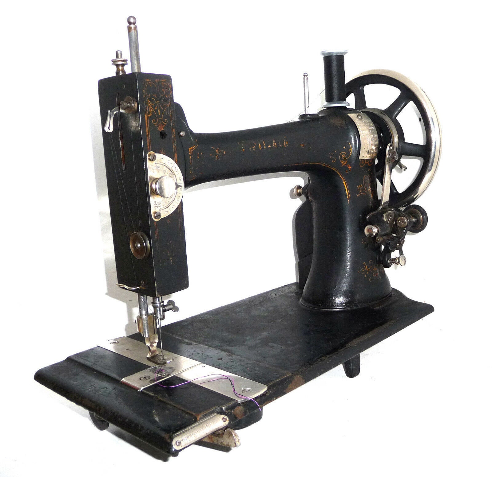Antique Swedish HUSQVARNA TRIUMF Sewing Machine Huskvarna VIKING