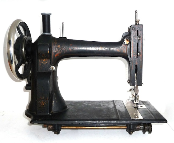 Antique Swedish HUSQVARNA TRIUMF Sewing Machine Huskvarna VIKING