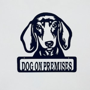 Dachshund Dog on Premises Metal Sign, con recubrimiento en polvo para uso al aire libre o en interiores, gran regalo para los amantes de los perros