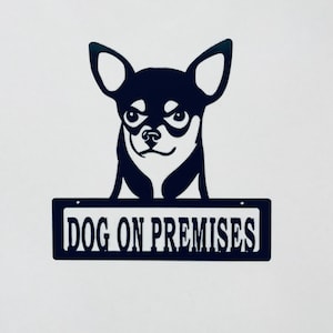 Puede incluir: Silueta negra de metal de un perro chihuahua con un letrero que dice "DOG ON PREMISES".