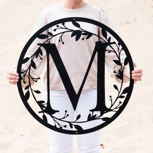 Monogramme lettre rond en métal avec lianes | Enseigne murale monogramme | Cadeau pour couple | lettre décorative, lettre monogramme vigne | Cadeau de mariage, plaque en métal