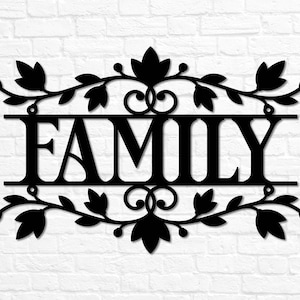 Puede incluir: Decoraci&oacute;n de pared de metal negro con un dise&ntilde;o floral y la palabra "FAMILY" en el centro.