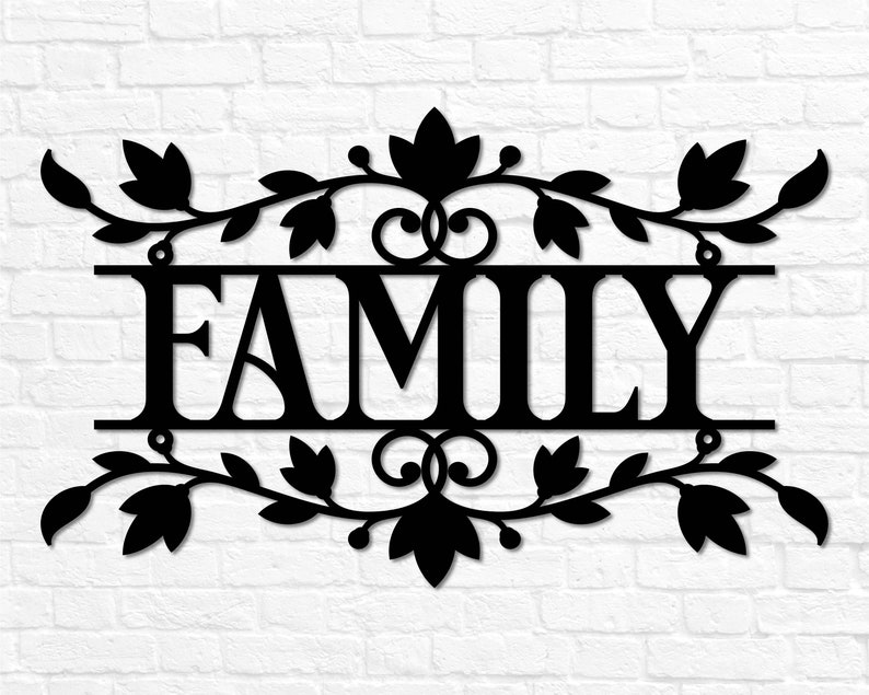 Puede incluir: Decoraci&oacute;n de pared de metal negro con un dise&ntilde;o floral y la palabra "FAMILY" en el centro.