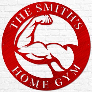 K&ouml;nnte beinhalten: Rundes Schild aus rotem Metall mit wei&szlig;em Text "The Smith's Home Gym" und einer wei&szlig;en Silhouette eines sich anspannenden Bizepses im Kreis.
