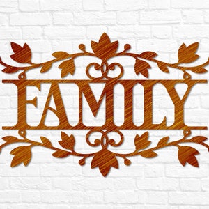 Puede incluir: Un letrero de metal marr&oacute;n con un dise&ntilde;o floral decorativo y la palabra "FAMILY" en el centro.