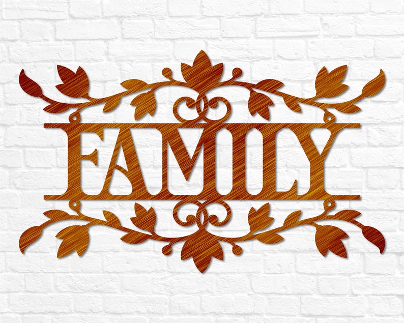 Puede incluir: Un letrero de metal marr&oacute;n con un dise&ntilde;o floral decorativo y la palabra "FAMILY" en el centro.