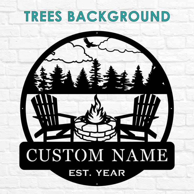 K&ouml;nnte beinhalten: Schwarze Metallsilhouette einer Feuerstellenszene mit zwei St&uuml;hlen und einem Waldhintergrund. Der Text "CUSTOM NAME EST. YEAR" befindet sich unter dem Bild.