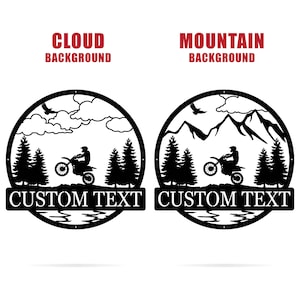 Puede incluir: Dos dise&ntilde;os de silueta de metal negro de un piloto de motocross en un entorno de bosque. El dise&ntilde;o superior presenta un fondo de nubes con el texto "CLOUD BACKGROUND". El dise&ntilde;o inferior presenta un fondo de monta&ntilde;a con el texto "MOUNTAIN BACKGROUND". Ambos dise&ntilde;os incluyen el texto "CUSTOM TEXT" debajo de la imagen.