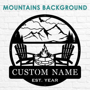 K&ouml;nnte beinhalten: Schwarzes Metallschild mit einer Bergszene, zwei St&uuml;hlen und einer Feuerstelle. Das Schild enth&auml;lt auch den Text "CUSTOM NAME EST. YEAR".