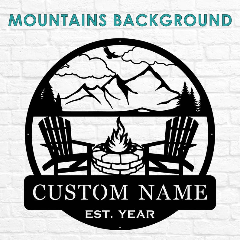 K&ouml;nnte beinhalten: Schwarzes Metallschild mit einer Bergszene, zwei St&uuml;hlen und einer Feuerstelle. Das Schild enth&auml;lt auch den Text "CUSTOM NAME EST. YEAR".
