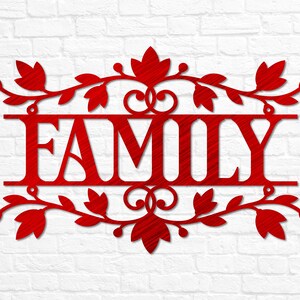 Puede incluir: Un letrero de metal rojo con la palabra "FAMILY" en una fuente decorativa con un dise&ntilde;o floral arriba y abajo de la palabra.