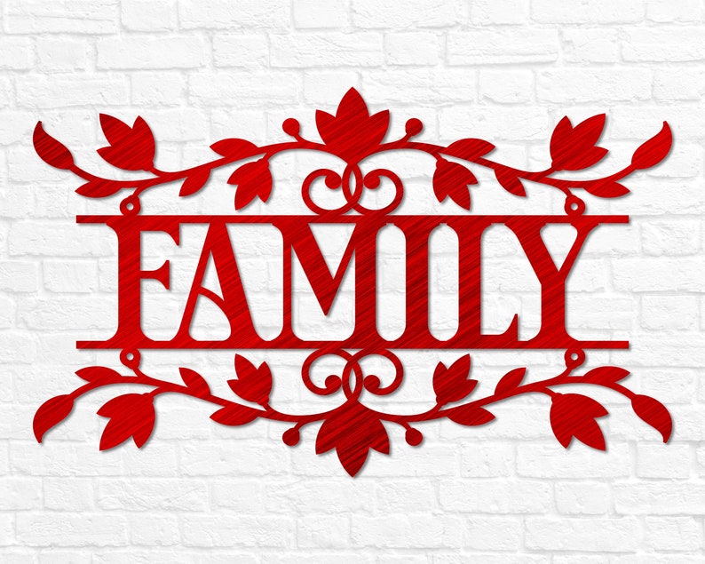 Puede incluir: Un letrero de metal rojo con la palabra "FAMILY" en una fuente decorativa con un dise&ntilde;o floral arriba y abajo de la palabra.