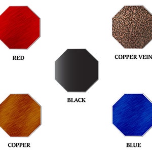 K&ouml;nnte beinhalten: F&uuml;nf achteckige Metallschildchen mit unterschiedlichen Texturen und Farben. Die Schilder sind rot, braun, schwarz, blau und kupferfarben.