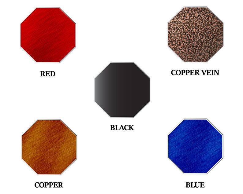 K&ouml;nnte beinhalten: F&uuml;nf achteckige Metallschildchen mit unterschiedlichen Texturen und Farben. Die Schilder sind rot, braun, schwarz, blau und kupferfarben.