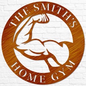 K&ouml;nnte beinhalten: Ein rundes, braunes Metallschild mit dem Text "THE SMITH'S HOME GYM" in wei&szlig;en Buchstaben. Eine wei&szlig;e Silhouette eines Bizepses befindet sich in der Mitte des Schildes.