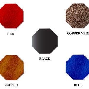 K&ouml;nnte beinhalten: F&uuml;nf achteckige Metallschildchen mit unterschiedlichen Texturen und Farben. Die Schilder sind rot, braun, schwarz, blau und kupferfarben.