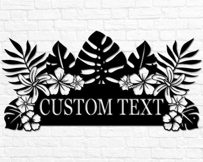 Puede incluir: Letrero de metal negro con tem&aacute;tica tropical con hojas de palma, flores de hibisco y el texto "CUSTOM TEXT".