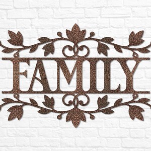 Puede incluir: Un letrero de metal con un dise&ntilde;o floral decorativo y la palabra "FAMILY" en el centro. El letrero es de color cobre con un acabado texturizado.