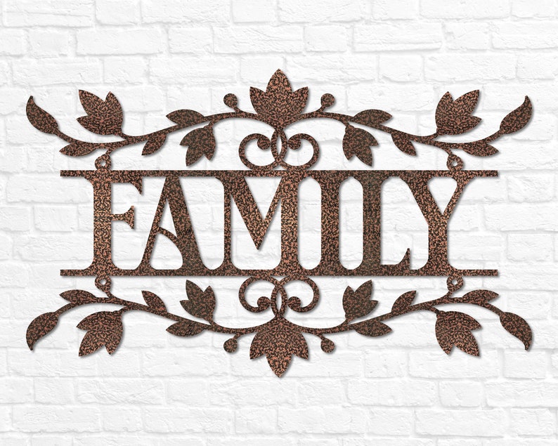 Puede incluir: Un letrero de metal con un dise&ntilde;o floral decorativo y la palabra "FAMILY" en el centro. El letrero es de color cobre con un acabado texturizado.
