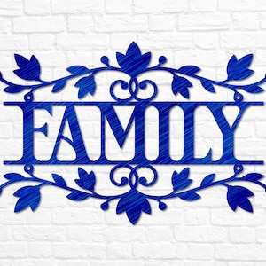 Puede incluir: Decoraci&oacute;n de pared de metal azul con un dise&ntilde;o floral y la palabra "FAMILY" en una fuente estilizada.
