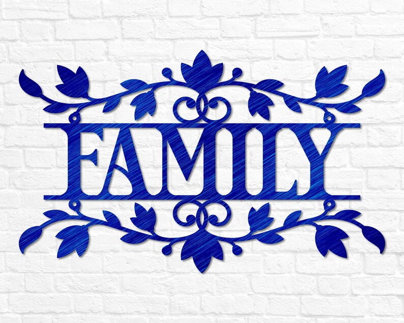 Puede incluir: Decoraci&oacute;n de pared de metal azul con un dise&ntilde;o floral y la palabra "FAMILY" en una fuente estilizada.