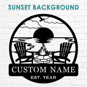 K&ouml;nnte beinhalten: Schwarze Metallsilhouette eines Sonnenuntergangs &uuml;ber einem Strand mit zwei Adirondack-St&uuml;hlen, die eine Feuerstelle flankieren. Der Text "CUSTOM NAME EST. YEAR" befindet sich unter dem Bild.