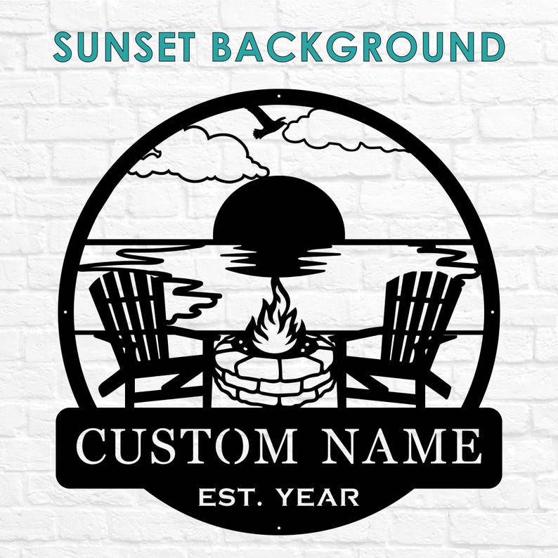 K&ouml;nnte beinhalten: Schwarze Metallsilhouette eines Sonnenuntergangs &uuml;ber einem Strand mit zwei Adirondack-St&uuml;hlen, die eine Feuerstelle flankieren. Der Text "CUSTOM NAME EST. YEAR" befindet sich unter dem Bild.