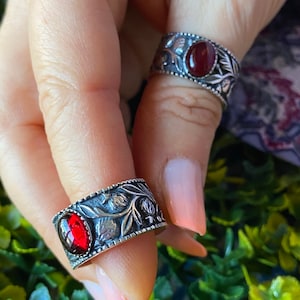 Anello melograno. Anello a fascia importante con motivo intagliato a mano. Granato. Anello Persefone. Anello regolabile. Argento sterling 925. In confezione regalo.