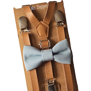 Dusty Blue Bow Tie Beige Cognac Skinny Leather Suspenders for Groomsmen, Ring Bearer/Page Boy,Rustic Wedding Outfit,Gift for Men,Boys Braces