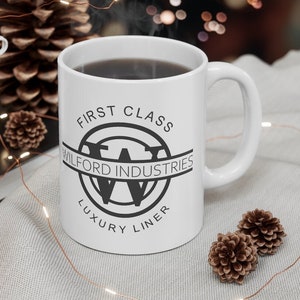 Peut inclure: Une tasse en céramique blanche avec un logo noir et blanc qui dit "First Class Wilford Industries Luxury Liner".